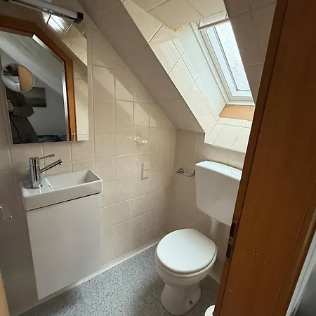 1 Bedroom With Small Bath - Perfect For Long Distance Travel Stop